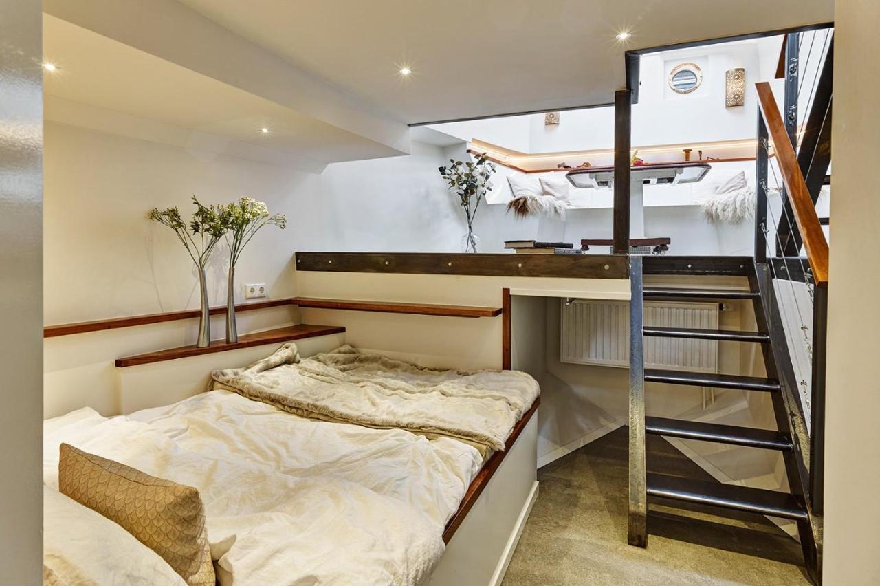 A304 Romantic Seaship In Top Center Амстердам Екстериор снимка