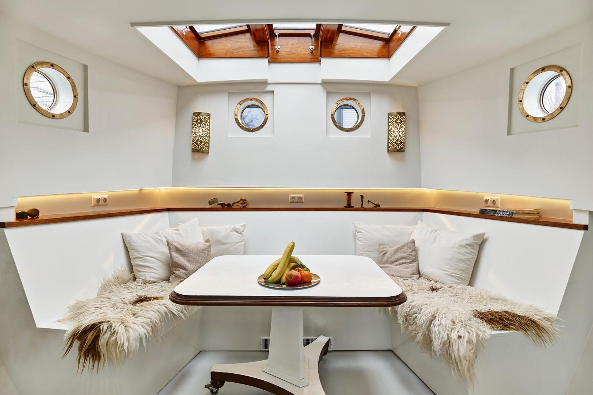A304 Romantic Seaship In Top Center Амстердам Екстериор снимка